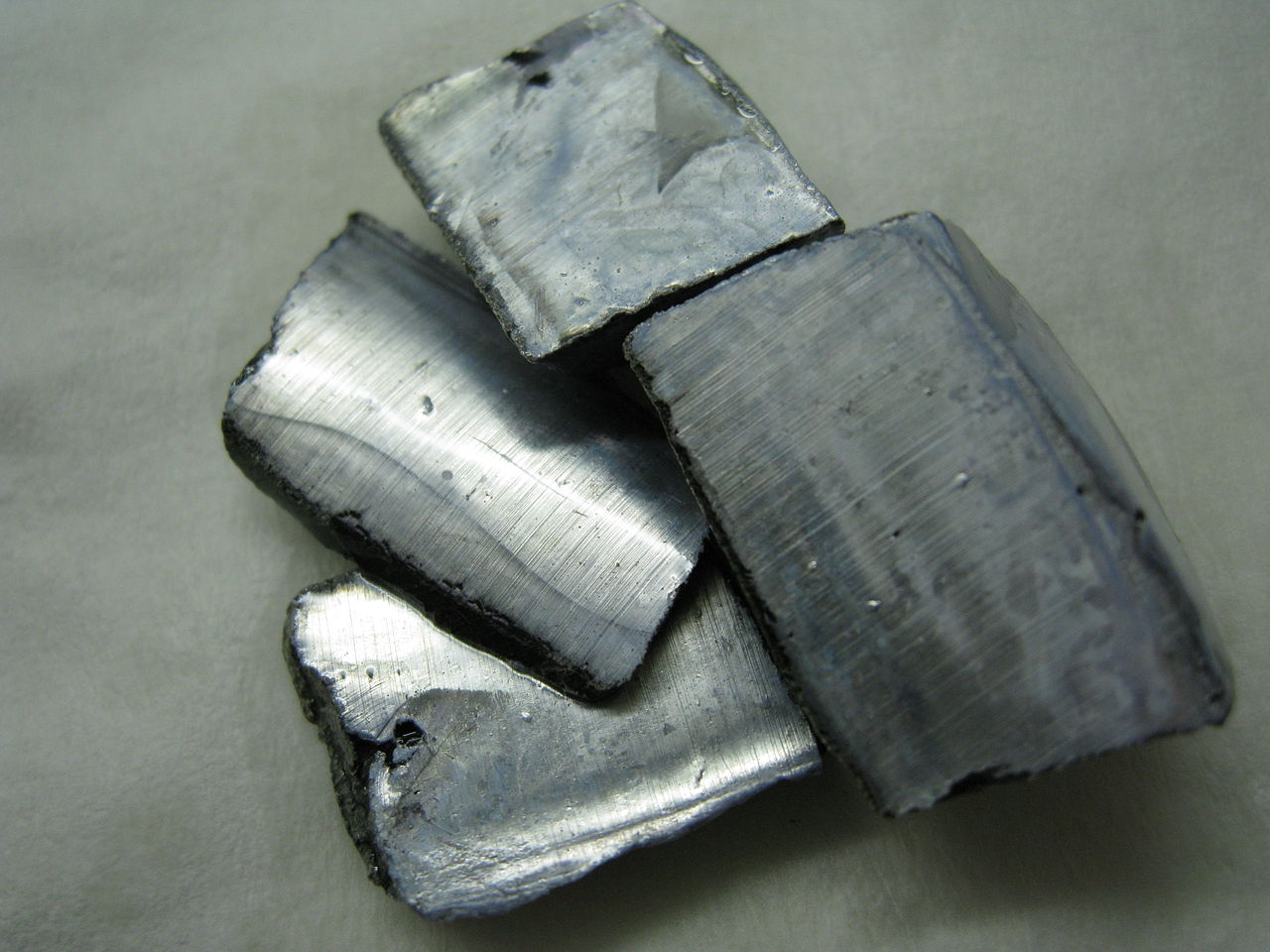 Литий мягкий легкий металл. Калий щелочной металл. Калий / Kalium (k). Натрий мягкий щелочной металл серебристо-белого. Металлический натрий.