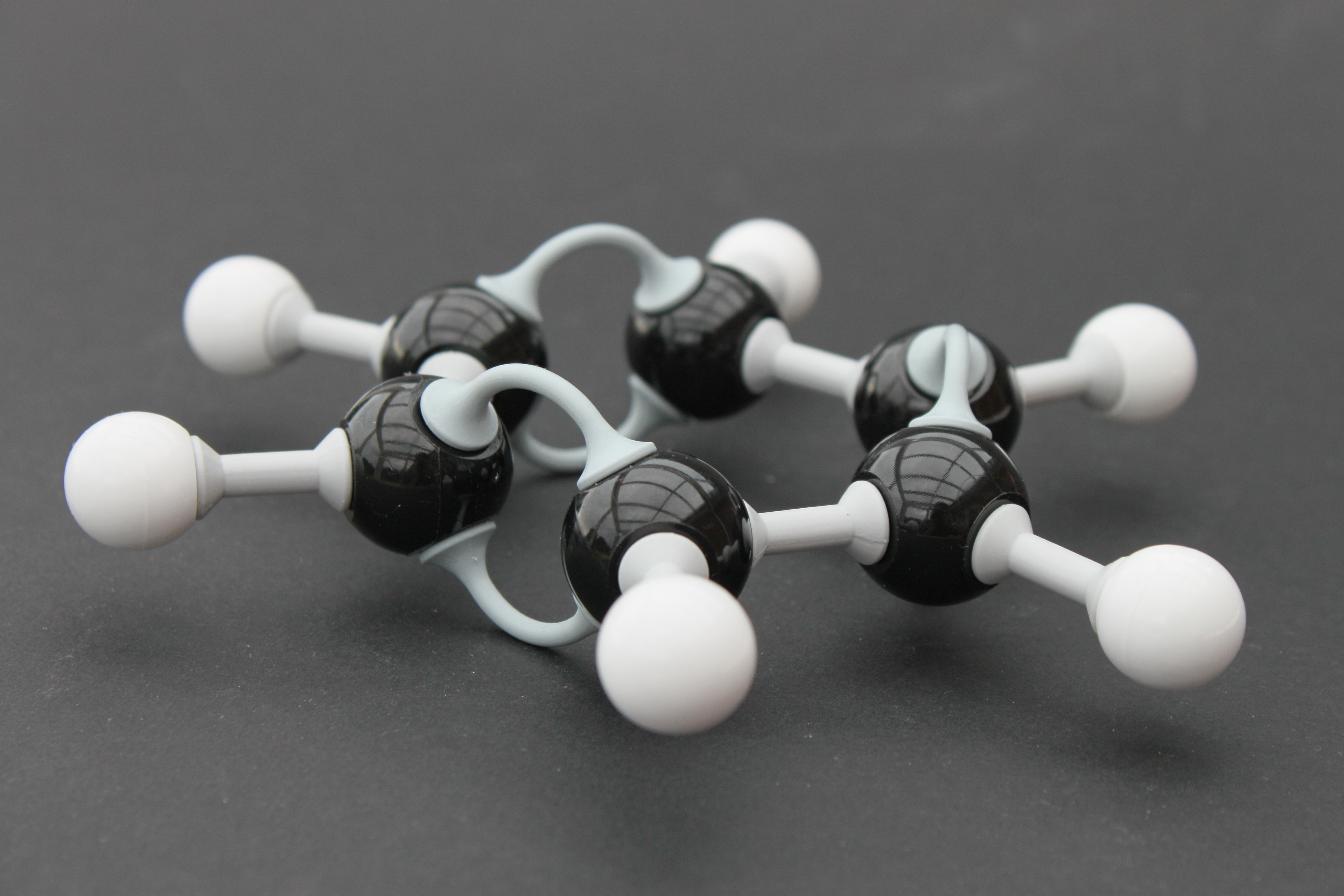 Масштабная модель молекулы бензола. Модель молекулы изобутана. Молекула изобутана. Модель молекулы пропана. Изобутан связи в молекуле